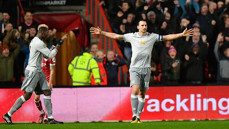 Zlatan Ibrahimovic melakukan selebrasi setelah mencetak gol ke gawang Bristol FC pada laga Carabao Cup. Copyright: © INDOSPORT