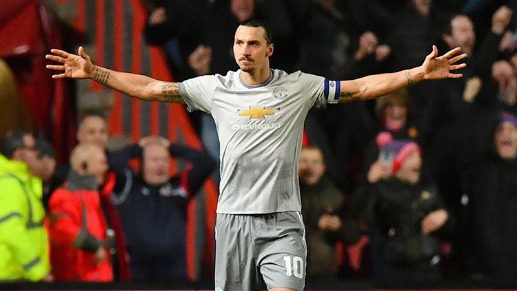 Selebrasi Zlatan Ibrahimovic setelah berhasil membobol gawang Bristol pada menit ke-58'. Copyright: © INDOSPORT