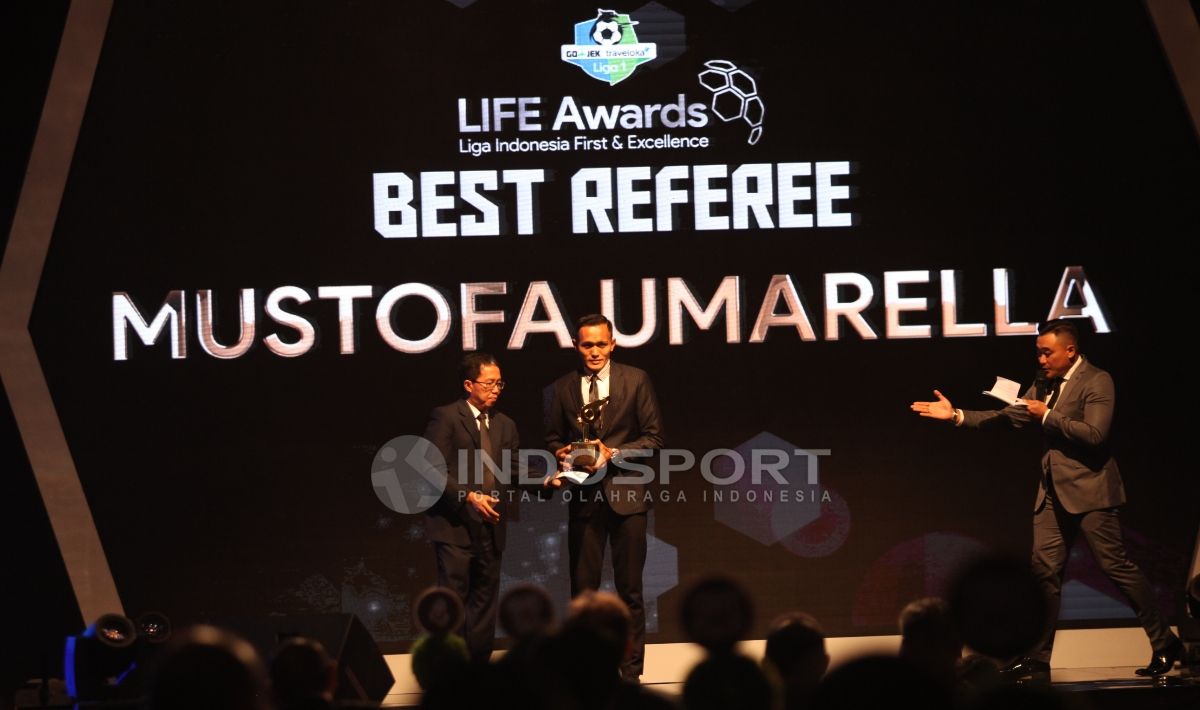 Musthofa Umarella, Penghargaan Best Referee Liga 1 2017 Copyright: © Herry Ibrahim/INDOSPORT