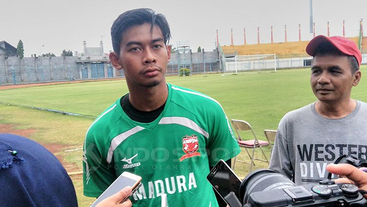 Satria Tama mengaku lebih bahagia Madura United meraih kemenangan ketimbang kesuksesan dirinya mencetak clean sheet. Copyright: © Ian Setiawan/INDOSPORT