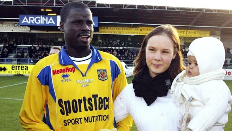 Emmanuel Eboue (kiri) bersama anak dan istrinya. Copyright: © mirror.co.uk
