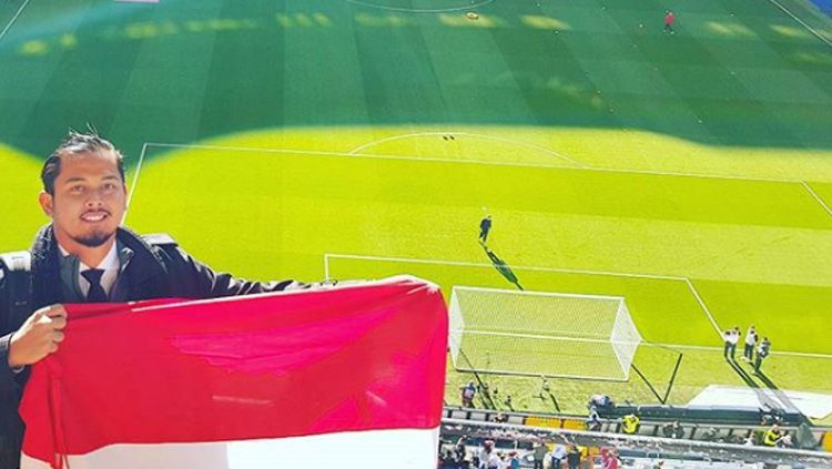 Bayu Eka Sari kibarkan bendera Indonesia di Stadion Wanda Metropolitano. Copyright: © bangbes
