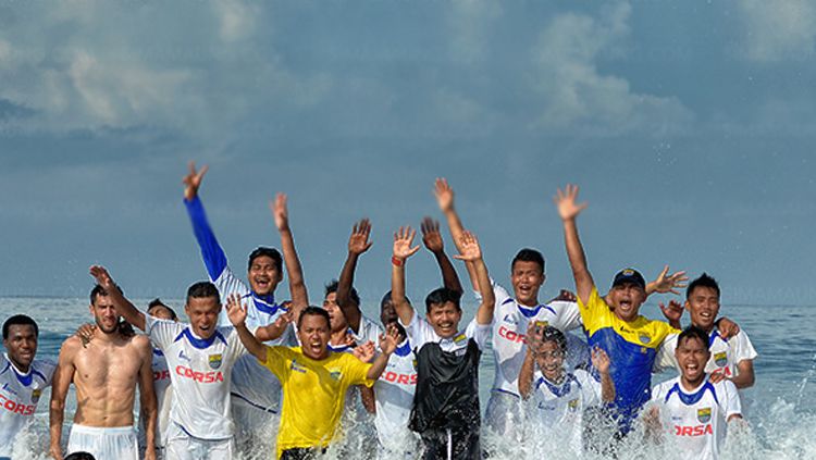 Penggawa Persib Bandung saat jalani latihan di pantai Pangandaran. Copyright: © simamaung.com