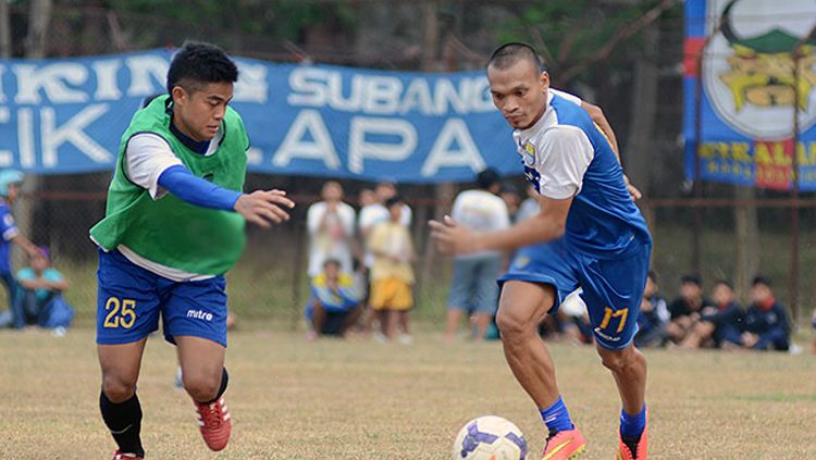 Skuat Persib Bandung saat melakukan pemanasan di Stadion Persikas Subang. Copyright: © simamaung.com