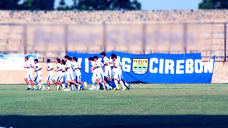 Situasi pertandingan Persib Bandung laga uji coba melawan Cirebon Selection di Stadion Bima. Copyright: © Radar Cirebon