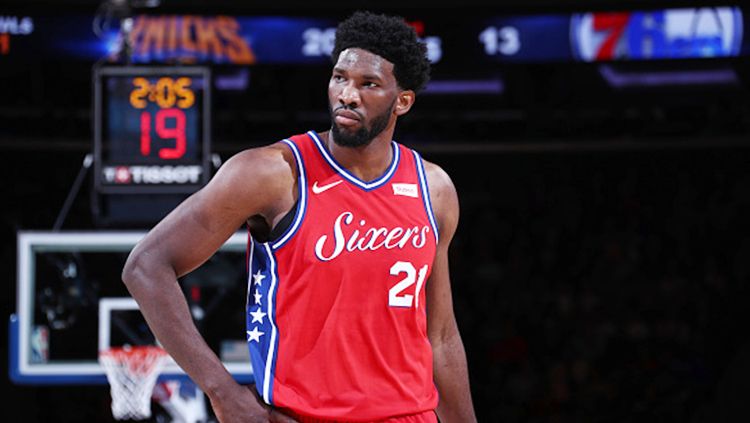 Penampilan buruk Joel Embiid membuat Philadelphia 76ers dibekuk Atlanta Hawks di semifinal wilayah di playoff NBA. Kedua tim pun kini berbagi skor imbang 2-2. Copyright: © INDOSPORT