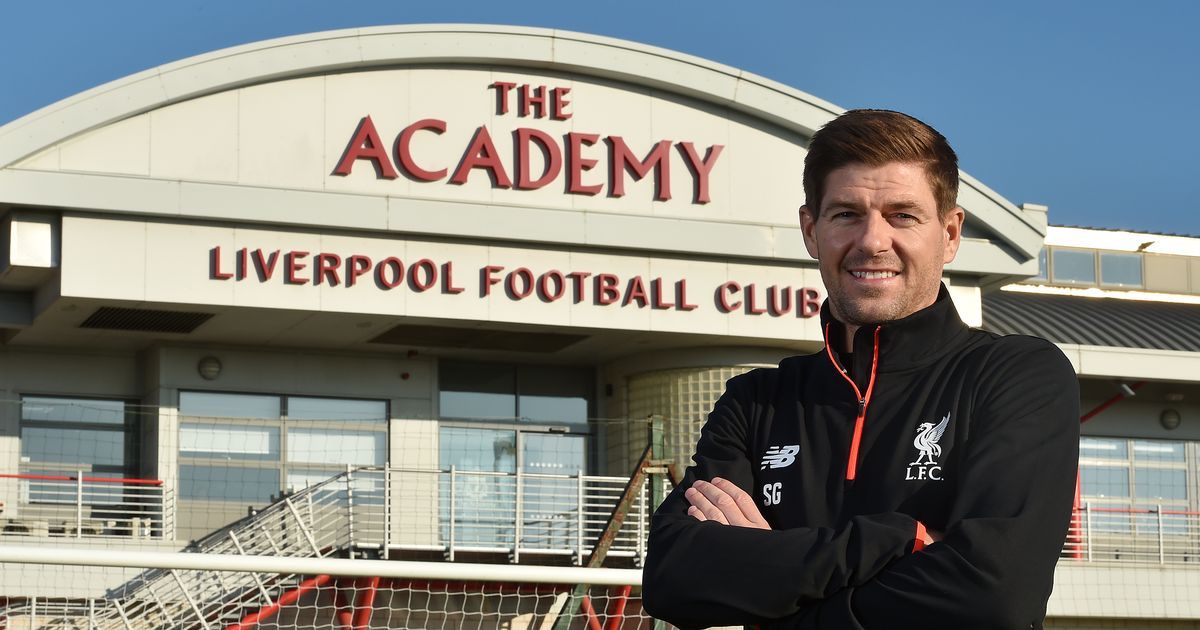 Steven Gerrard saat menjadi pelatih U-18 Liverpool. Copyright: © Liverpool Echo