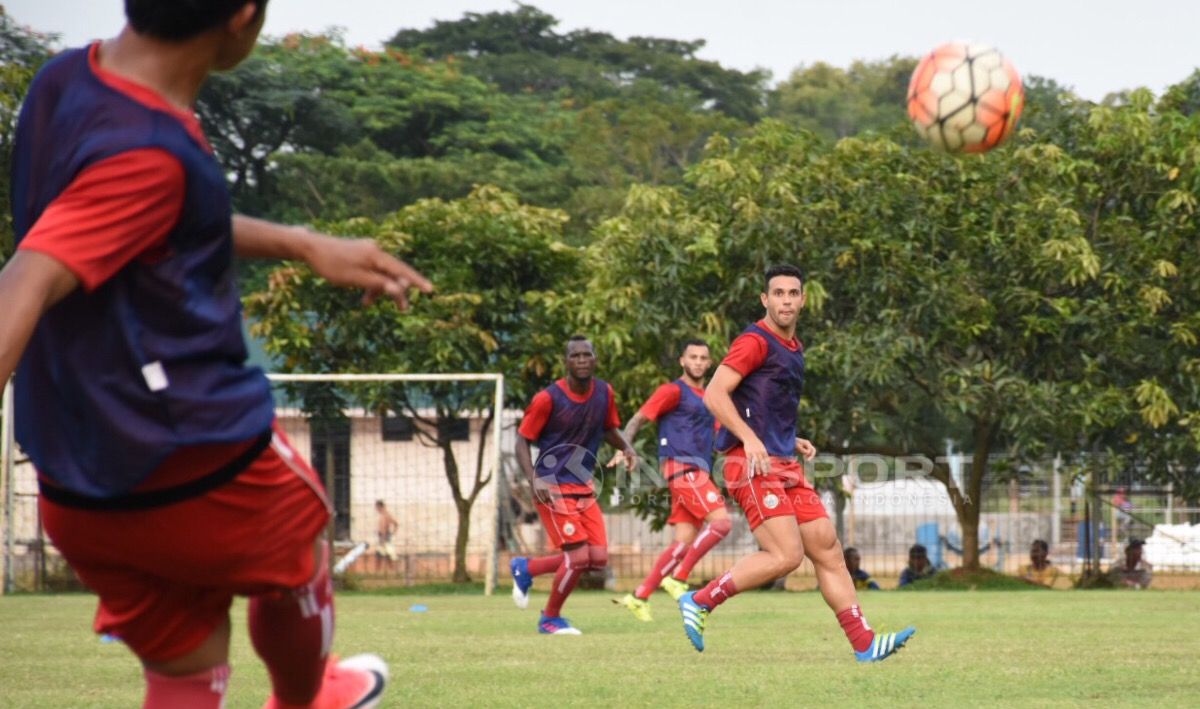 Tiga pemain Asing yang mengikuti latihan Persija Jakarta yakni Junior Timbo, Venezuela Palomino Hermes Manuel dan Faysal Shayesteh. Copyright: © Herry Ibrahim/INDOSPORT