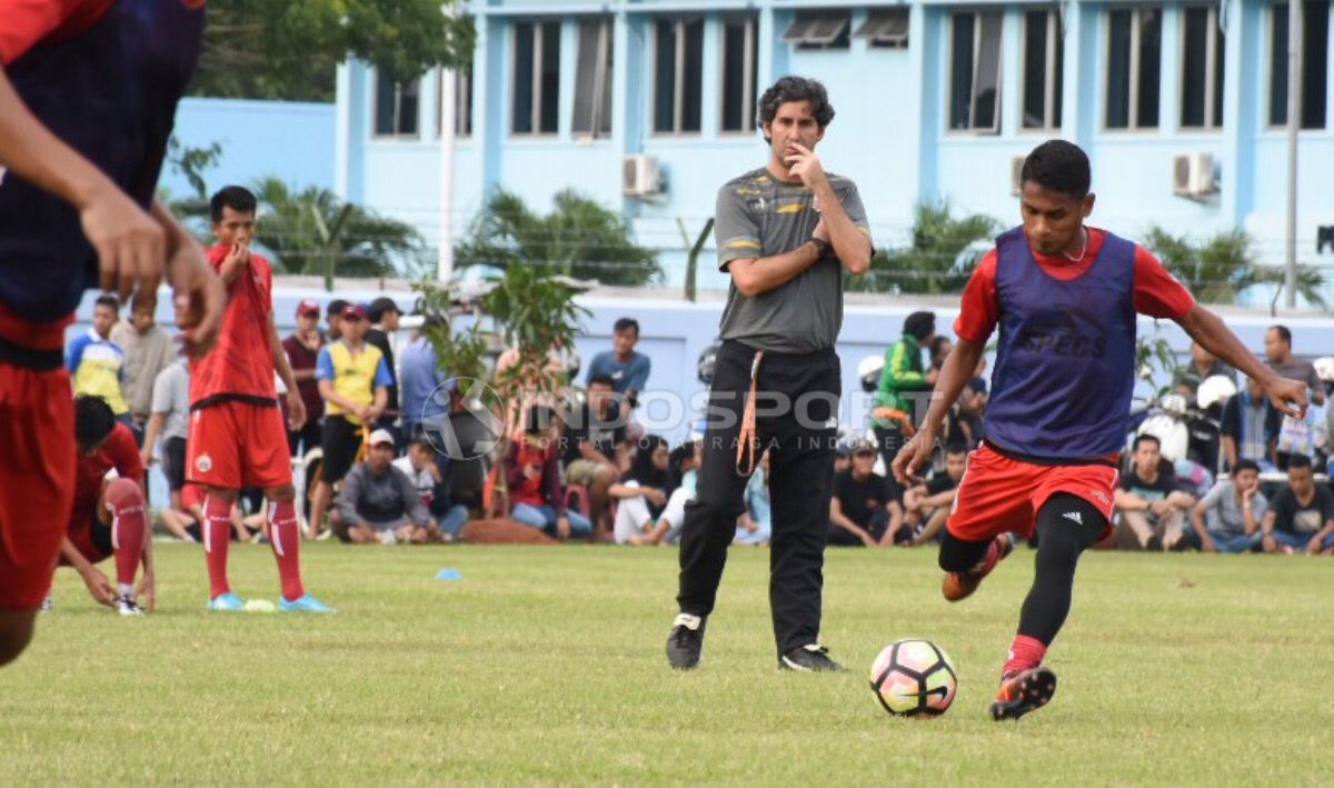 Pelatih Stefano Cuguraa Teco mengamati para pemainnya dalam latihan. Copyright: © Herry Ibrahim/INDOSPORT