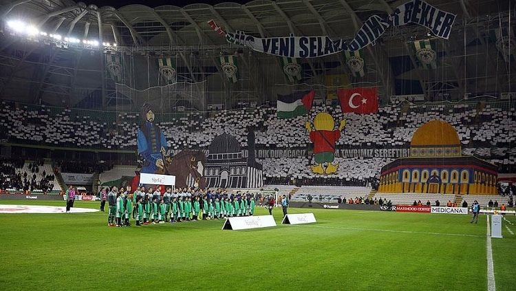 Aksi koreo 3D suporter Konyaspor FC sebagai dukungan untuk Palestina. Copyright: © Twitter/anadoluagency