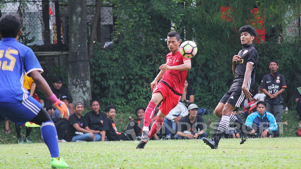 Ismed Sofyan (jersey merah) melakukan umpan silang Copyright: © Wildan Hamdani/Soicaumienbac.cc
