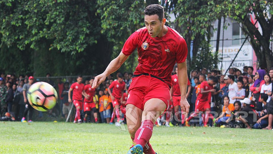 Junior Timbo melakukan umpan silang Copyright: © Wildan Hamdani/Soicaumienbac.cc