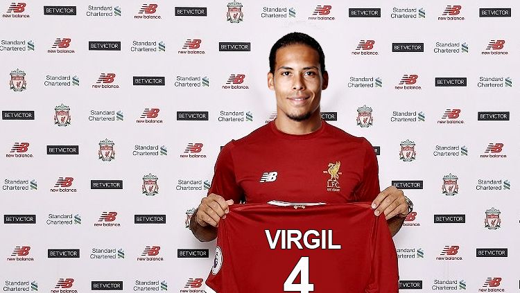 Bek tangguh milik Liverpool, Virgil van Dijk, punya alasan khusus mengapa lebih memilih menggunakan nama depan di jersey yang ia kenakan. Copyright: © Getty Images