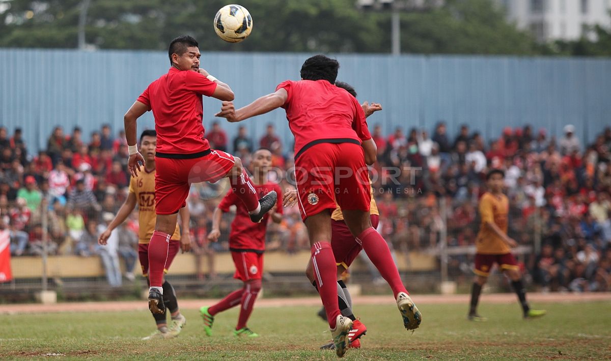 Peluang Bambang Pamungkas (tengah) lewat sundulan di depan gawang Persika. Copyright: &copy; Herry Ibrahim/Indosport.com
