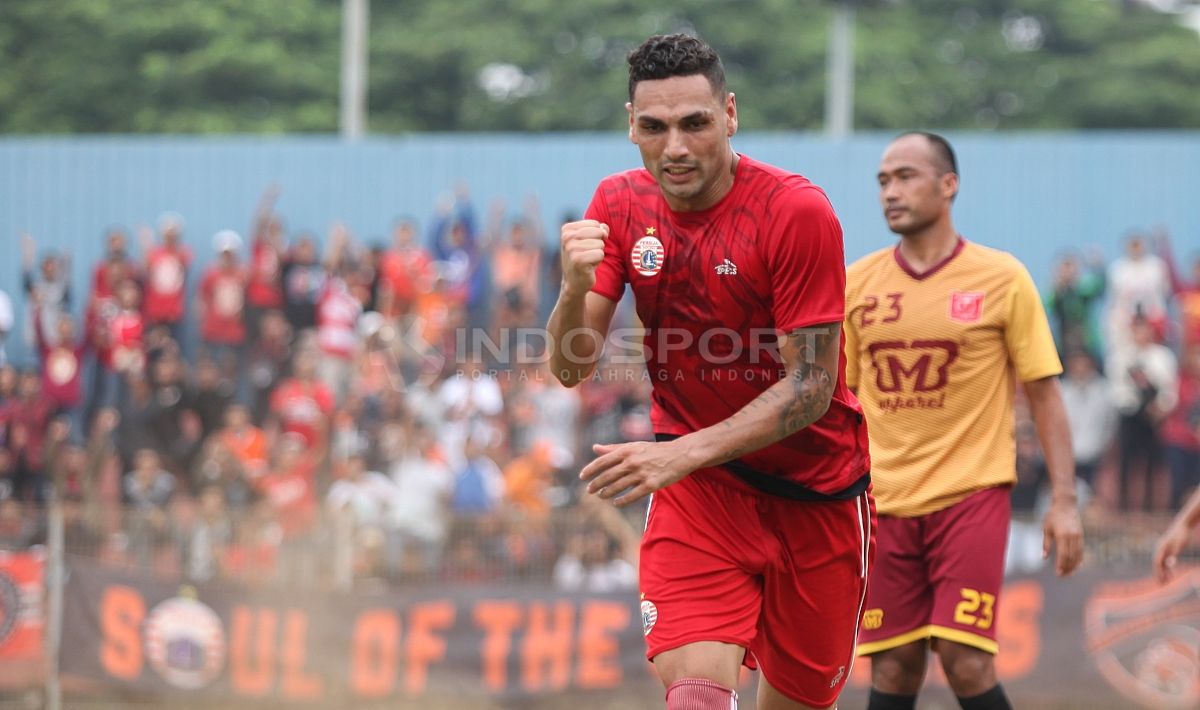 Selebrasi marquee player Persija Jakarta, Jaimerson da Silva Xavier usai mencetak gol pertama ke gawang Persika. Copyright: © Herry Ibrahim/Indosport.com