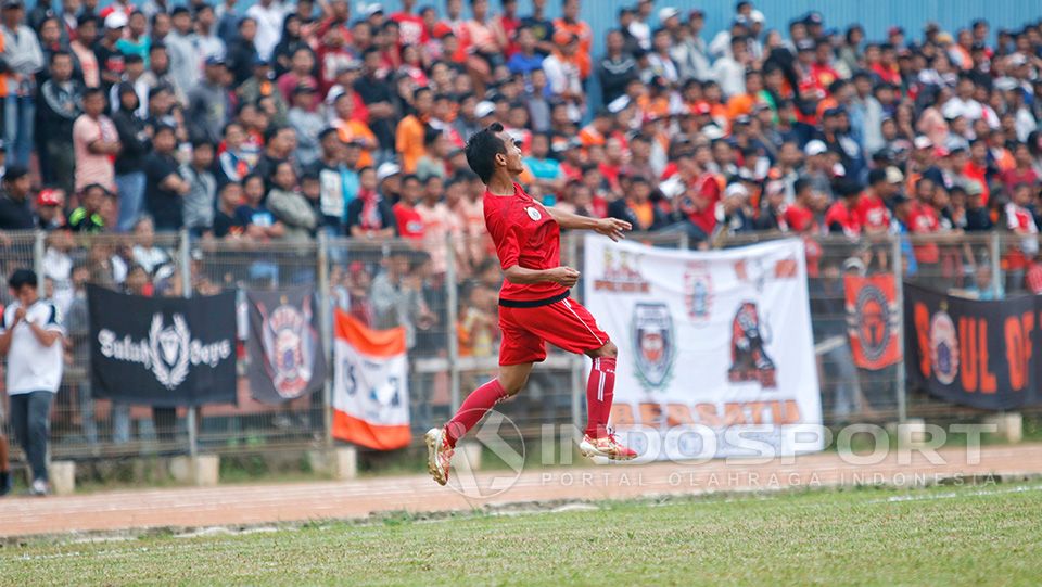 Riko Simanjutak mencoba meraih bola Copyright: © Wildan Hamdani/Indosport.com