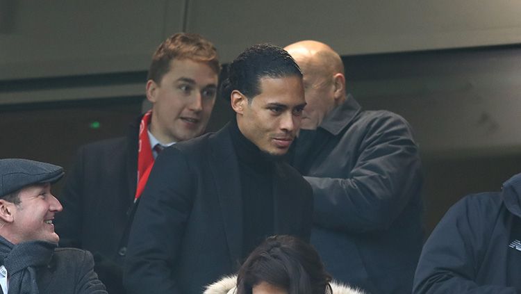 Virgil van Dijk hadir di Anfiled untuk menyaksikan Liverpool vs Leicester. Copyright: © Getty Images