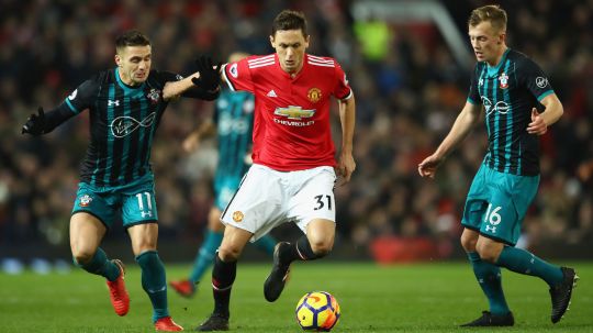 Nemanja Matic berusaha melindungi bola dari pemain Southampton. Copyright: © Getty Images