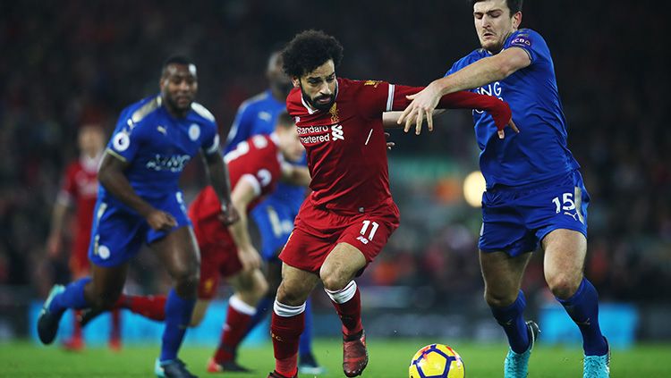 Harry Maguire (kanan) berusaha menggagalkan aksi Mohamed Salah. Copyright: © Getty Images