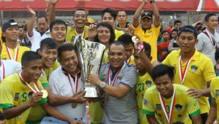 Yudhi Apriyanto bersama tim Cilegon United. Copyright: © BreakingNews.co.id