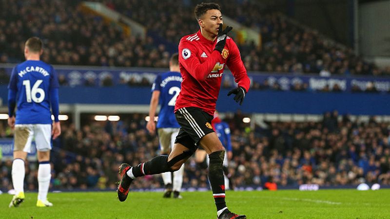 Jesse Lingard melakukan selebrasi pasca mencetak gol ke gawang Everton. Copyright: © Getty Images