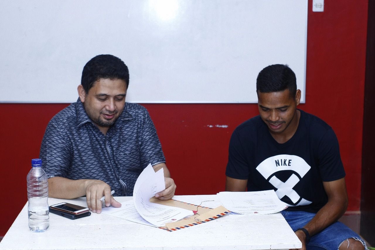 Penandatanganan kontrak pemain anyar, Hasyim Kipuw Copyright: © INDOSPORT