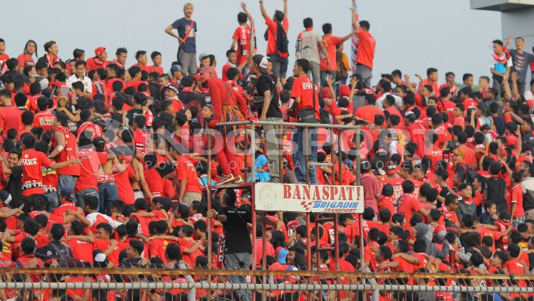 Fans Persijap Jepara Copyright: © Arief Setiadi/INDOSPORT