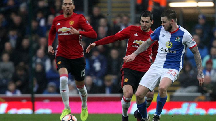 Danny Guthrie (kanan) berduel dengan pemain Manchester United, Henrikh Mkhitaryan. Copyright: © Getty Images