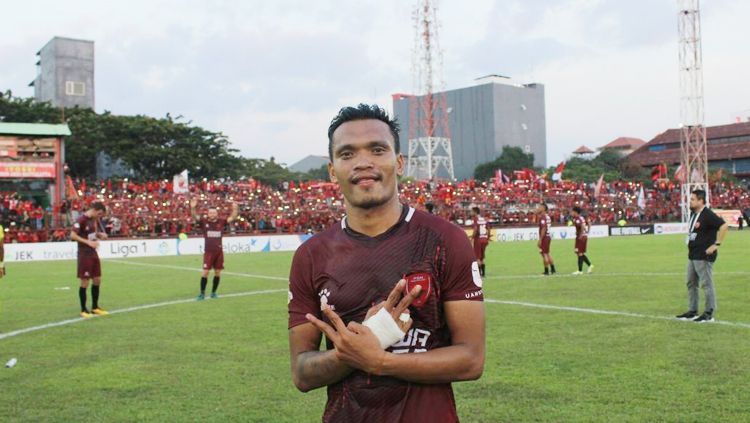 Ferdinand Sinaga berpose di tengah lapangan dengan seragam PSM Makassar. Copyright: © the-maczman.com