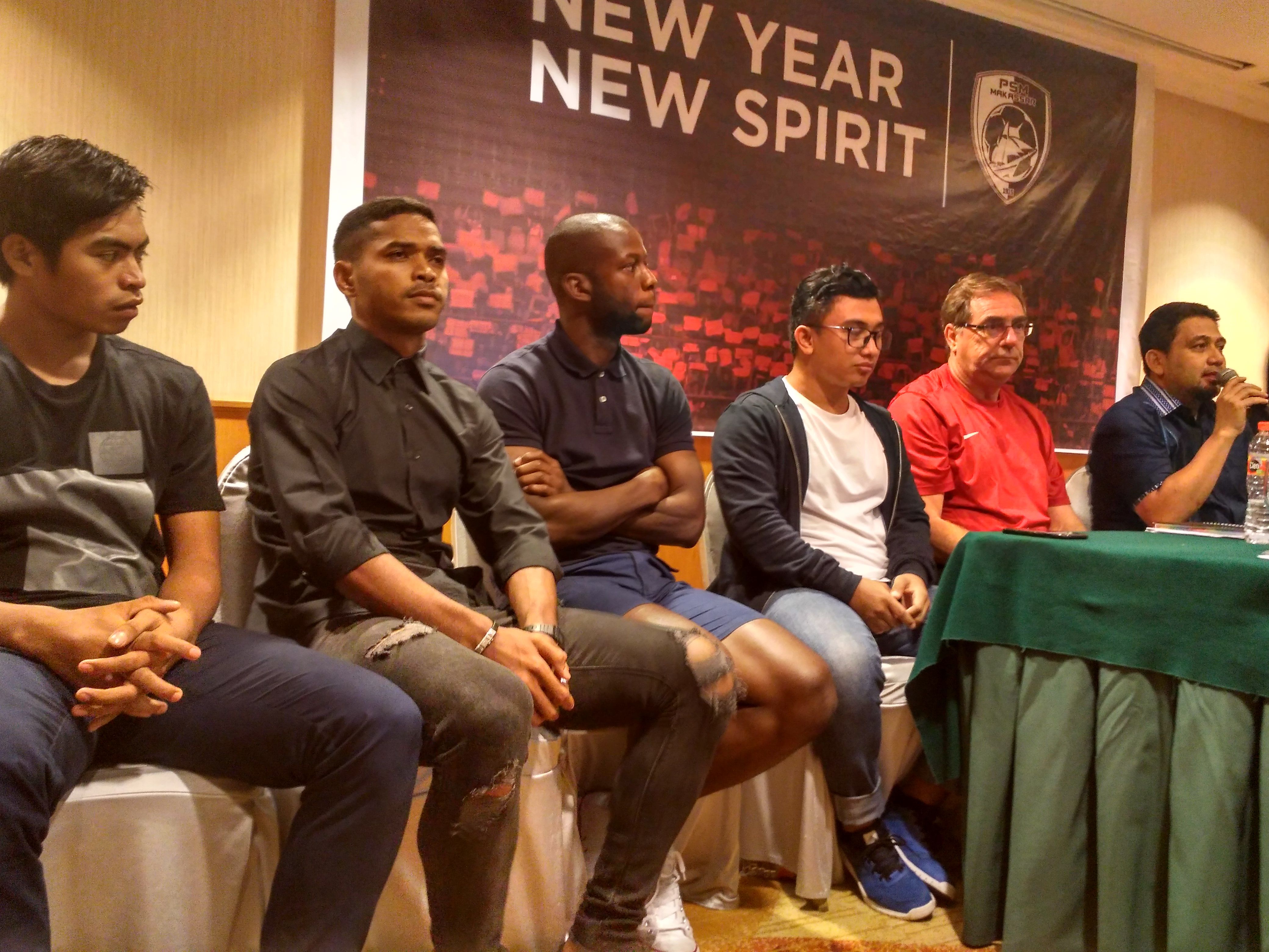 Hasyim Kipuw bersama pemain baru PSM lainnya, Saldi, beserta CEO klub, Munafri Arifuddin, serta pelatih Robert Rene Alberts. Copyright: © INDOSPORT