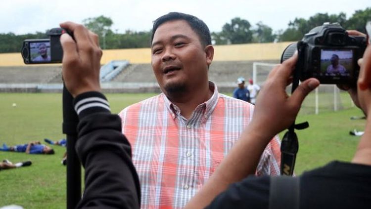 Manajemen PSIS Semarang memberi imbauan kepada pemain dan tim pelatih yang berasal dari luar negeri untuk tidak pulang ke negaranya.

Foto: General Manager PSIS Semarang Wahyu Liluk Winarto. Copyright: © Tribun Jateng/dok