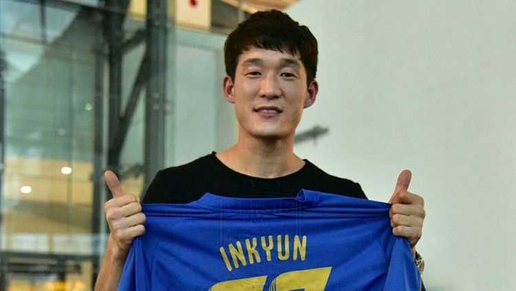 Oh In-kyun saat ini mengalami cedera engkel. Copyright: © Persib