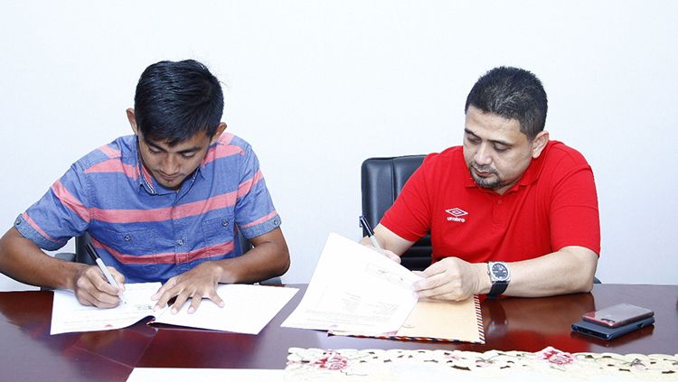 Arsyad Yusgiantoro, saat menandatangani kontrak bersama PSM Makassar. Copyright: © PSM Makassar