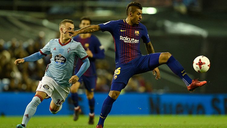 Paulinho (kanan) mencoba mengamankan bola dari pemain Celta VIgo. Copyright: © Getty Images