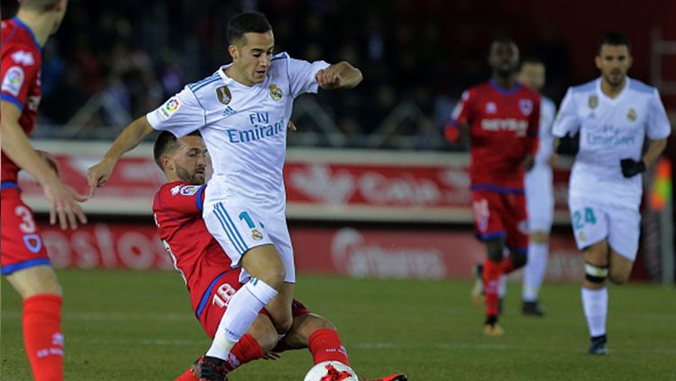 Lucas Vazquez berhasil dihadang oleh pemain Numancia. Copyright: © Getty Images