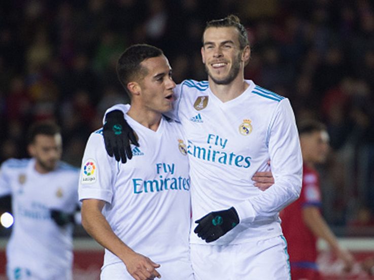 Gareth Bale melakukan selebrasi bersama Lucas Vázquez. Copyright: © Getty Images