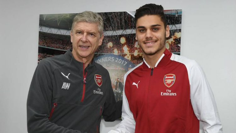 Konstantinos Mavropanos bersama Arsene Wenger Copyright: © arsenal.com