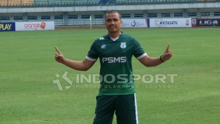 Pelatih Kiper PSMS Medan, Sahari Gultom. Copyright: © Kesuma Ramadhan/INDOSPORT