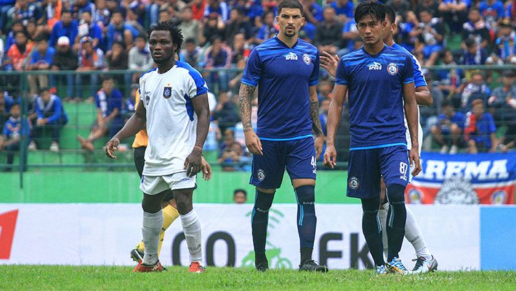 Jersey Arthur Cunha dan Johan Al Farisi masih tanpa sponsor Copyright: © Ian Setiawan/INDOSPORT