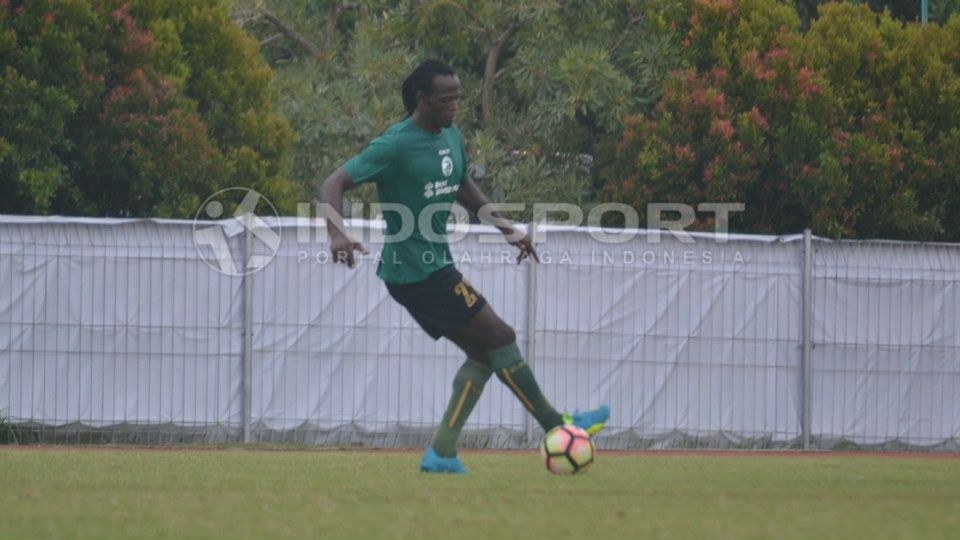 Mohammadou Al Hadji saat  menjalani seleksi di Sriwijaya FC. Copyright: © INDOSPORT/M.Effendi