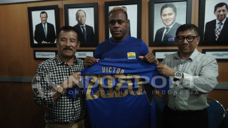 Vigtor Igbonefo saat resmi bergabung dengan Persib Bandung. Copyright: © INDOSPORT/Gita Agiet