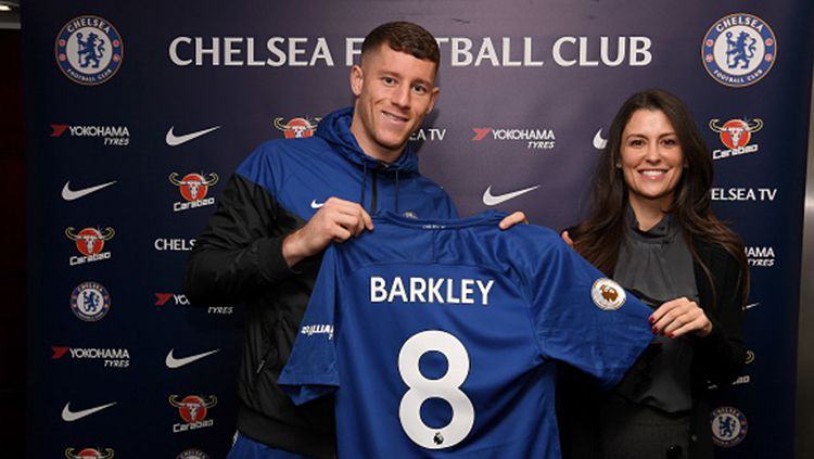 Ross Barkley berfoto memperkenalkan nomor jersey di Chelsea. Copyright: © Getty Images