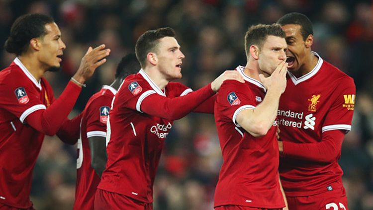 James Milner sedang merayakan golnya bersama rekan satu tim. Copyright: © Getty Images