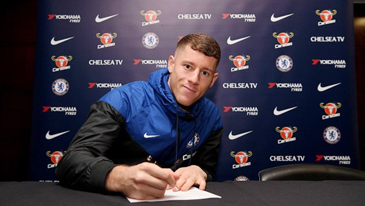 Ross Barkley saat menandatangi kontrak bersama Chelsea. Copyright: © Getty Images