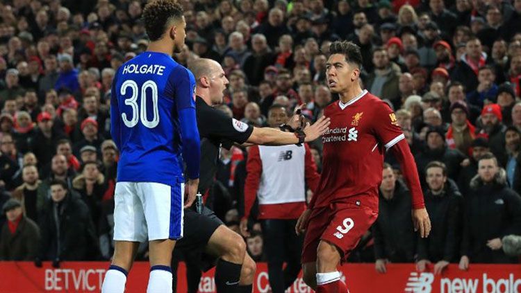 Roberto Firmino terlibat insiden dengan Holgate. Copyright: &copy; Getty Images