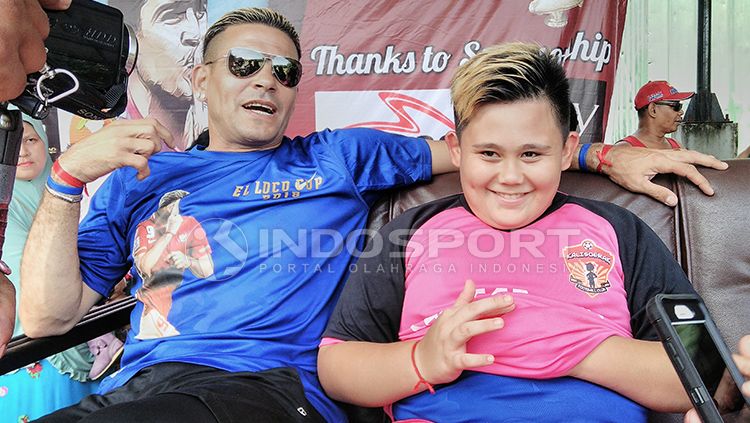 Cristian Gonzales dan Anaknya di El Loco Cup Copyright: © Ian Setiawan/INDOSPORT