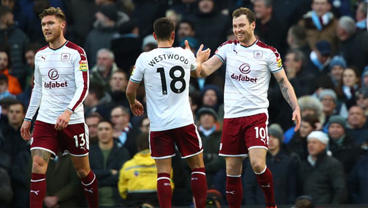 Ashley Barnes (kanan) berhasil mencetak gol ke gawang Manchester City Copyright: © Getty Images