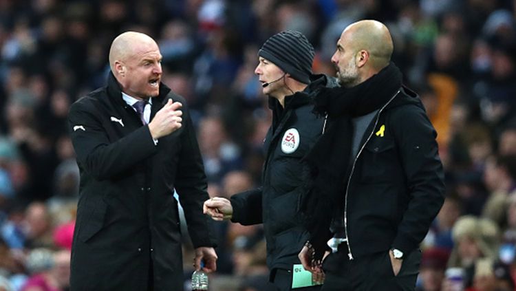 Sean Dyche sedang memprotes keputusan wasit Copyright: © Getty Images