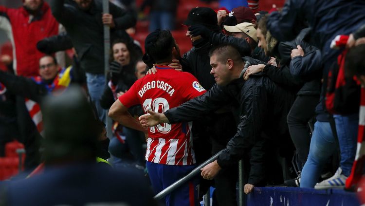 Diego Costa selebrasi dengan fans Atletico Madrid. Copyright: © INDOSPORT