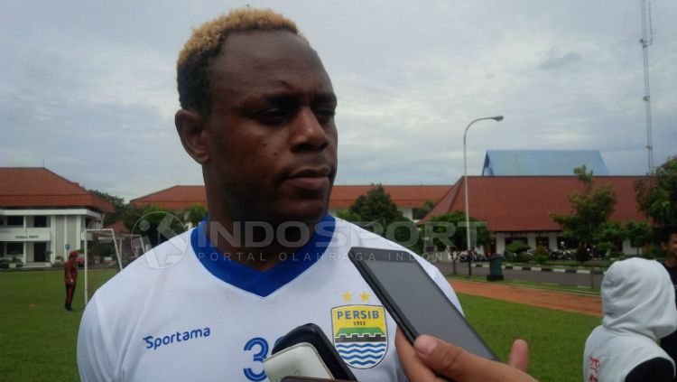 Pemain naturalisasi, Victor Igbonefo, bersyukur bisa kembali bergabung dengan tim sepak bola Persib Bandung yang akan mengarungi kompetisi Liga 1 2020. Copyright: © Arif Rahman/INDOSPORT